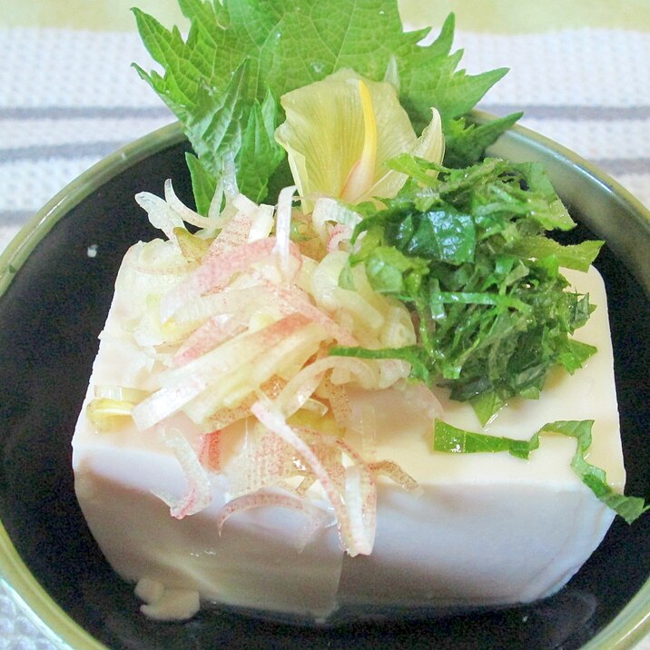 夏の薬味はやっぱりミョウガと青ジソ！の冷や奴